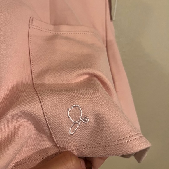 NWT Jaanuu pink ruffle neckline and sleeve trim short sleeve scrub top size M - Picture 4 of 5